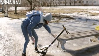 Avrupalı Bir Genç Kızın Ilk Sürüşü, Kazara Göğüs Çitilemesine Ve Mizahla Sonuçlanır.