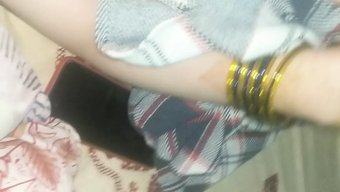 Asyalı Anne Büyük Göğüslerini Paylaşıyor Ve Sevgilisiyle Öpüşüyor