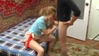 Genç Yetişkin Kız Kardeş Tüm Deliklerinde Penetrasyon Istiyor!