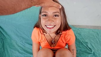 Küçük Göğüslü Esmer Genç, Cowgirl Pozisyonunda Büyük Bir Yarrağa Biniyor