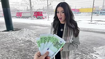 Güzel Bir Yetişkin, Para Için Trende Halka Açık Seks Yapar Ve Orgazma Ulaşır.