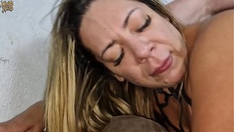 Üvey Oğul Ve Arkadaşı, Olgun Ve Kıvrımlı Üvey Anne Suzie Fahişe Ile Seks Yapıyor