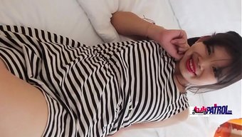 Taylandlı Kız Nana, Kocaman Aletli Bir Adamla Seks Yapıyor.