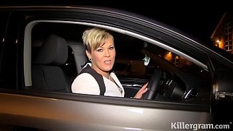 Orta Yaşlı Bir Kadın Açık Havada Cinsel Buluşmalar Arıyor Ve Birden Fazla Boşalma Alıyor