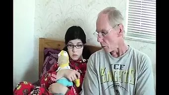 Üvey Baba, Kızı Üvey Erkek Kardeşini Hayal Kırıklığına Uğratıyor.