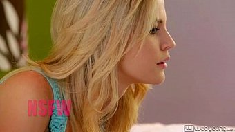 Minyon Sarışınlar Catie Parker Ve Skylar Green, Webyoung'Da Lezbiyen Am Yalama Ile Meşgul Oluyorlar