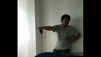 Asyalı Adam Yoğun Bdsm Sahnesinde Dominant Erkeğe Boyun Eğiyor