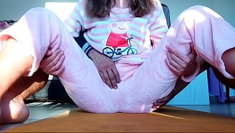 Genç Üvey Kız Kardeşin Meme Uçları Ve Islak Amı Bdsm Videosunda Dikkat Çekiyor