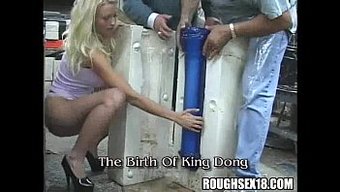 Büyük Göğüslü Sarışın Büyük Bir Dildoyu Hediye Olarak Alır Ve Sert Seks Için Kullanır