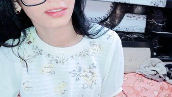 Aldatan Üvey Erkek Kardeş, Hintçe'De Üvey Kız Kardeşinin Sıkı Amını Ve Büyük Poposunu Zevkle Tatmin Ediyor