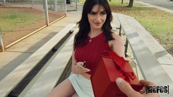 Beyaz Bir Kadının Popo Tıkaçını Açma Deneyiminin Pov Deneyimi