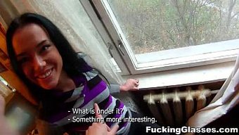 Genç Avrupalı Kız Maryann Walker, Külot Ve Gözlükleriyle Yaramaz Oluyor