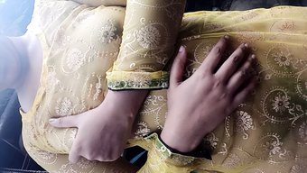 Işeme Ve Sıkı Amcık Parmaklama Ile Genç Duş Mastürbasyonu