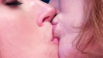 Kızıl Saçlı Gençler, Koltukta Birbirleriyle Arzularını Keşfediyorlar