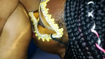 Siyah Bir Lezbiyen, Üçlüde Kız Arkadaşının Poposunu Tatmin Ederken Götünden Sikişiyor