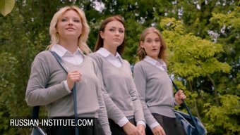 Alyssa Reece'In Küçük Göğsü Var Ve Bir Partide Iki Adamla Anal Seks Yapıyor.