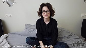 Polonyalı Güzellik Polyna'Nın Koltukta Ilk Çıplak Seçme Deneyimi