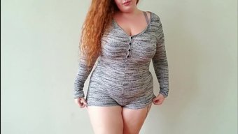 Dolgun Bir Kadın Kıyafetleri Deniyor