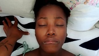 Sıcak Bir Esmer Bebekin Derin Boğaz Ve Yoğun Sakso Teknikleri