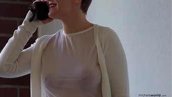 Seksi Bir Itaatkâr, Efendisi Tarafından Halka Açıkta Sertçe Beceriliyor.