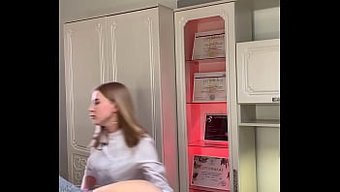 Muhteşem Bir Sarışın, Yaklaşan Erotik Bir Buluşmayı Ima Ederek Web Kamerasında Kapsamlı Bir Bikini Ağdası Alıyor