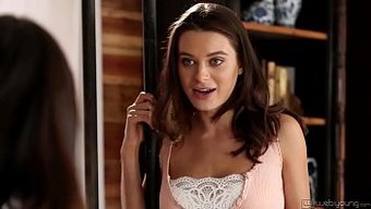 Sapık Bir Herif, Sapık Bir Senaryoda Üç Kızı Becermeye Çalışıyor.