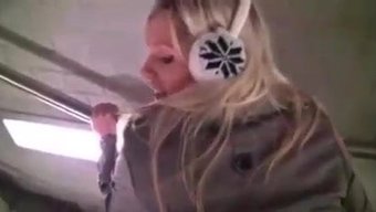 Jade, Beni Tren Istasyonunda Merdiven Yolculuğuna Davet Ediyor