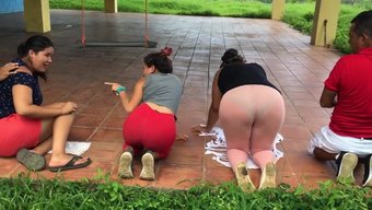 Esnek Pozlar Ve Çoraplarla Duygusal Bir Yoga Seansı