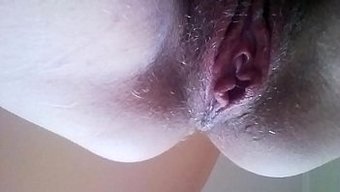 Parmaklarıyla Tek Başına Oyun, Amını Ve Götünü Açarak Orgazm Oluyor