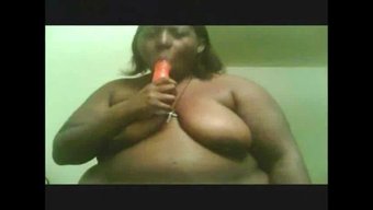 Ebony Güzeli, Bir Oyuncak Ve Kedi Arkadaşıyla Kendini Tatmin Etmekten Keyif Alıyor