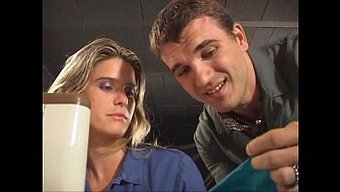 Iç Çamaşırı Modelleri Göğüs Dekoltelerini Ortaya Çıkarıyor