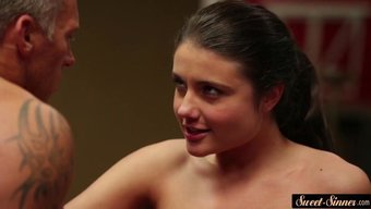 Harika Üvey Kız Antrenmandan Sonra Sikişiyor