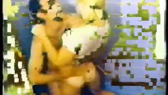 Taze Yüzlü Sharon, Bu Büyüleyici Videoda Cinselliğini Keşfediyor