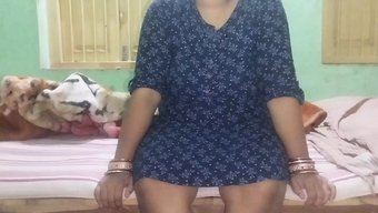 Dövmeli Hintli Milf Sıkı Amını Gösteriyor