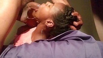 Siyah Güzellik Büyük Yarrağın Üzerinde Yüzüne Sikişiyor Ve Ağzı Tıkalı Kalıyor