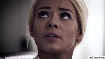 Elsa Jean, Reena Sky Ile Birlikte Kaba Bir Partner Tarafından Aşağılanıyor.