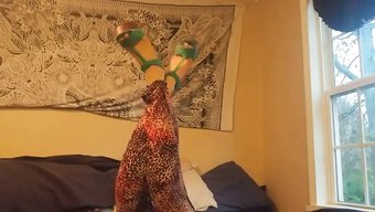 Topuklu Ayakkabısız Sarışın Bomba