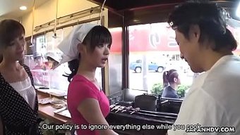 Asyalı Şef, Vajinasında Dildo Ile Yoğun Penetrasyonun Tadını Çıkarıyor