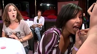 Dans Eden Bir Ayı Ve Iyi Donanımlı Bir Adamla Arzulu Bir Grup Kadını Eğlendiren Irklararası Bir Orgi.