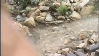 Genç Bir Sarışın, Kamp Yaparken Esmer Bir Erkek Tarafından Sıkı Poposuna Giriliyor