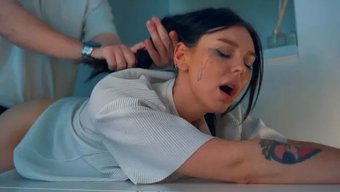 Ateşli Bir Hatun, Üvey Abisi Tarafından Mutfakta Sikişti.