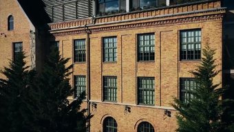 Avrupalı Öğrencinin Etek Giyen Kız Arkadaşıyla Açık Havada Anal Macerası