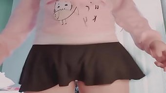 Minik Genç Hana Lily, Bu Solo Sahnede Büyük Kıçını Ve Küçük Vajinasını Sergiliyor.