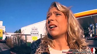 Milf Fahişe Vivia, Bu Ateşli Videoda Kocaman Bir Aletle Götünü Iyice Açtırıyor.