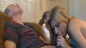 Genç Kız Erkek Arkadaşı Ve Üvey Babasıyla Yaramazlık Yapıyor