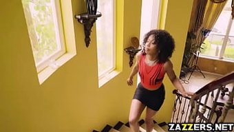 Misty Stone'Un Olgun Amcığı Genç Yarrak Tarafından Deliniyor