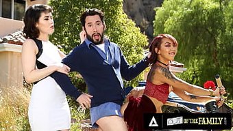 Üvey Anne, Kocasını Ve Üvey Kızını Sıcak Bir Üçlüde Baştan Çıkarıyor