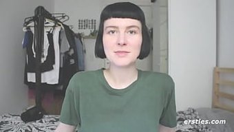 Delphine, Seks Oyuncağını Tek Başına Oynamak Için Hazırlıyor