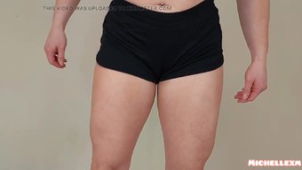 Esnek Kaslı Kız Amatör Bir Videoda Bicepslerini Ve Quad'Larını Sergiliyor