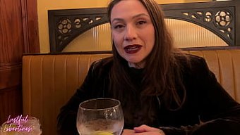 Patronun Bir Sırrı Var Ve Bir Bar Tuvaletinde Sıcak Bir Yüz Boşalması Içeriyor.